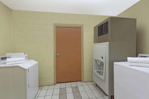 Days Inn by Wyndham Lenoir City image 15