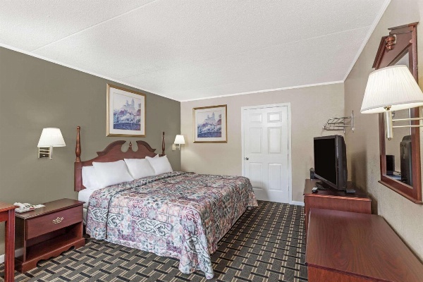 Days Inn by Wyndham Lenoir City image 6