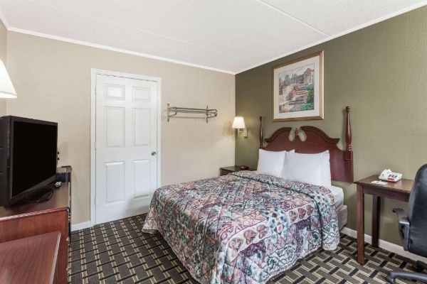 Days Inn by Wyndham Lenoir City image 9